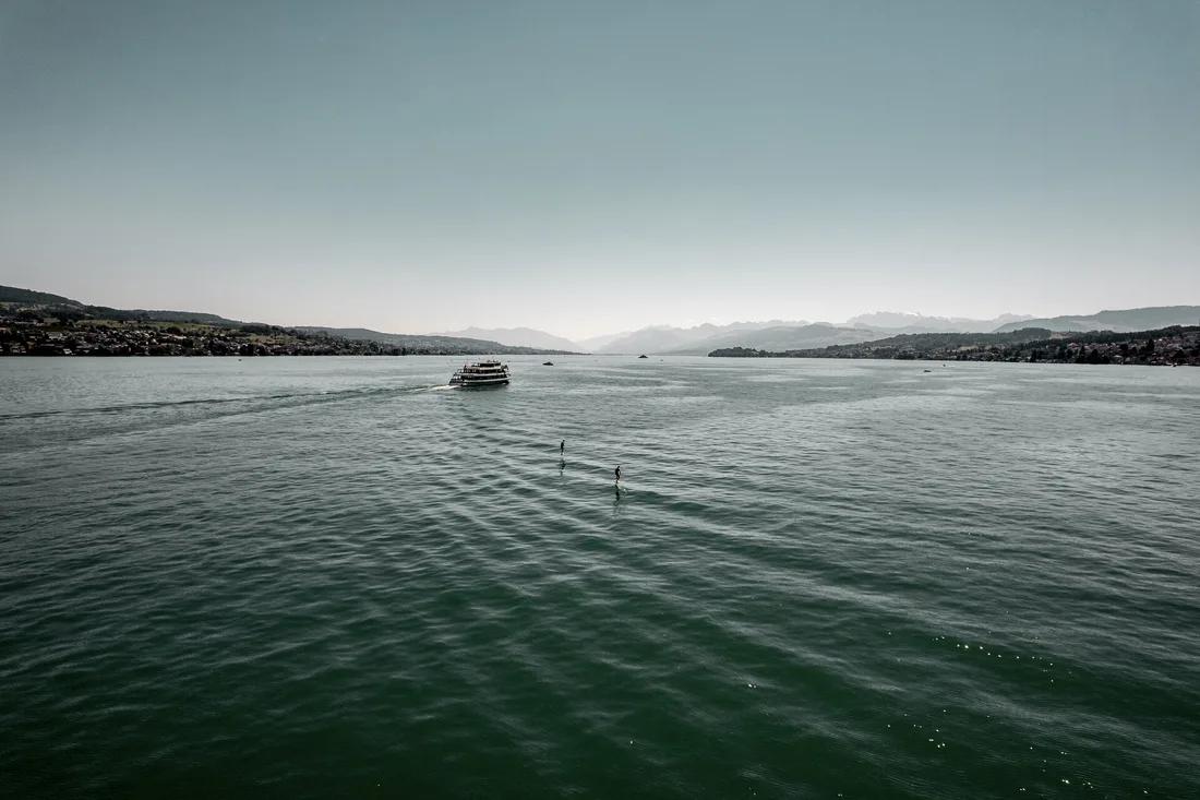 Pump foil sur lac alpin — ambiance lac d'Annecy, pratique accessible par Indiana Paddle & Surf