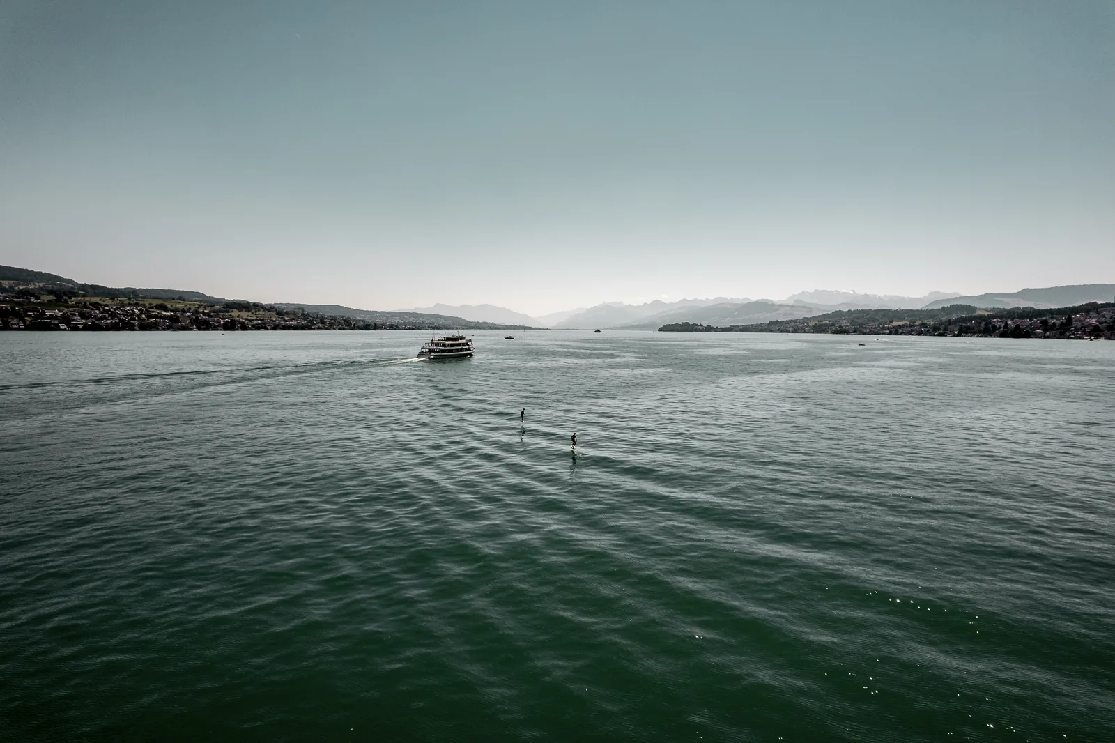 Pump foil sur lac alpin avec montagnes en arrière-plan